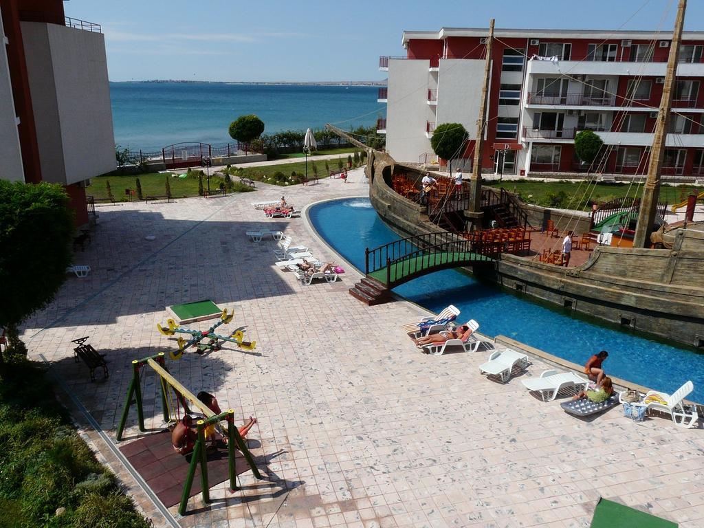 Private Apartments In Privilige Fort Beach Elenite Exterior photo